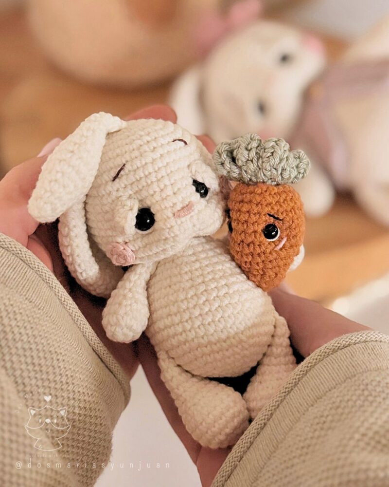 Mini Spring Bunny crochet doll holding a carrot – amigurumi pattern by Dos Marías y un Juan