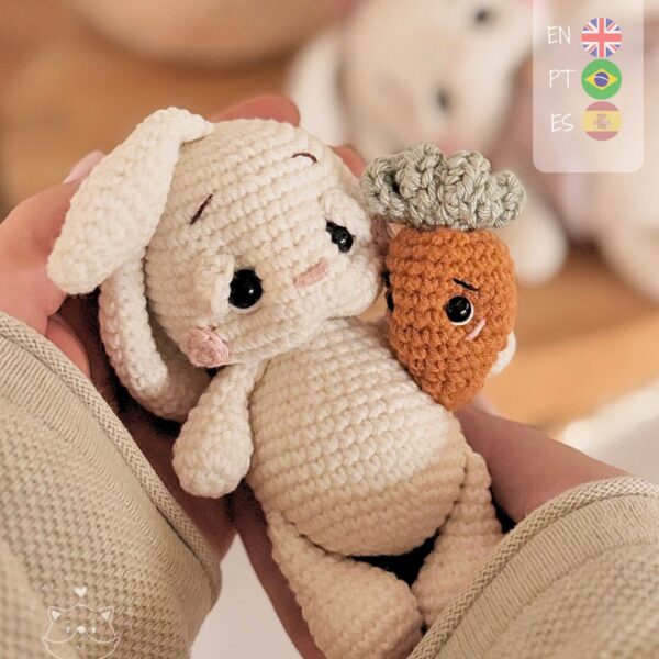 Mini Spring Bunny crochet pattern with a carrot plushie – available in English, Spanish and Portuguese