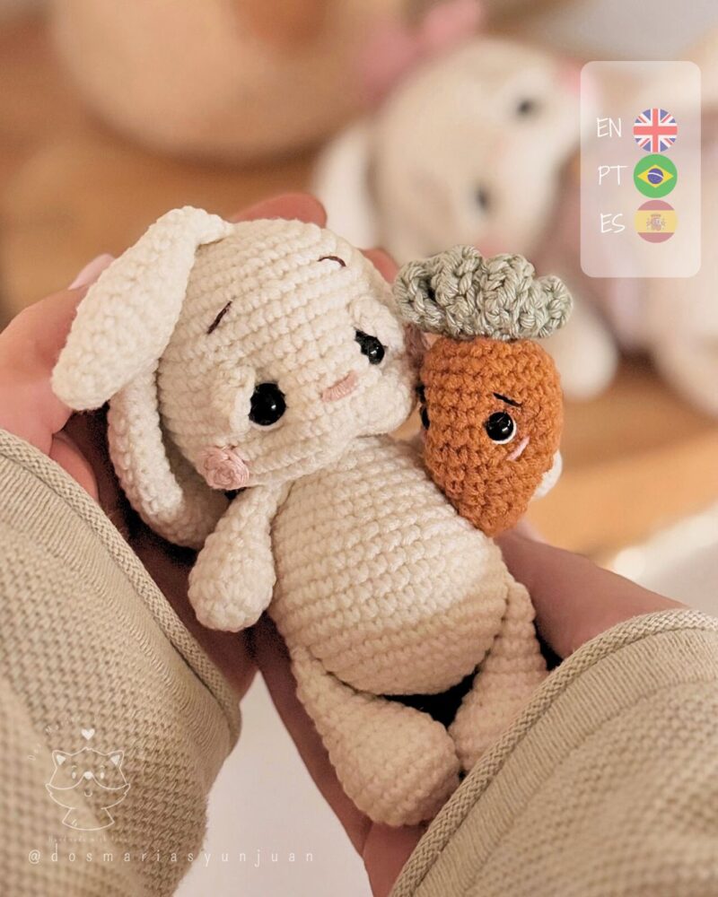 Mini Spring Bunny crochet pattern with a carrot plushie – available in English, Spanish and Portuguese