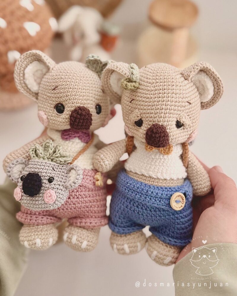 Benny and Benna, two crochet koalas standing side by side with mini backpacks, lovingly handmade in soft colors. A heartwarming duo by Dos Marías y un Juan.