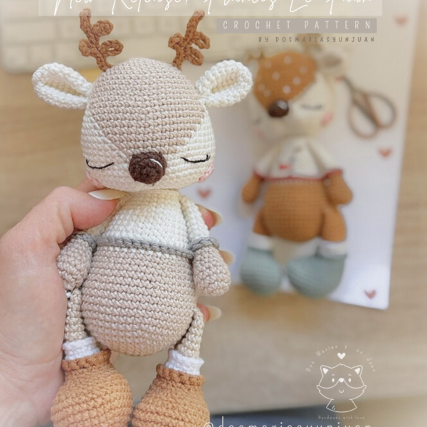 Hand holding the finished Francis Le Faun amigurumi to show scale. Digital crochet pattern by Dos Marías y un Juan.